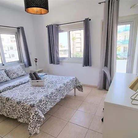 Comfy And Exquisite In A Shared 3br Near Main Harbor, Center