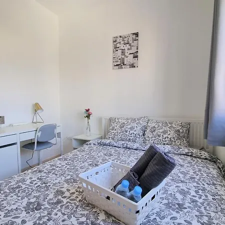 Comfy And Exquisite In A Shared 3br Near Main Harbor, Center