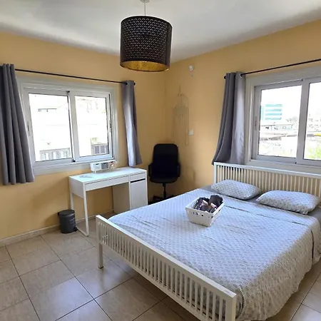 Apartment Comfy And Exquisite In A Shared 3br Near Main Harbor, Center Larnaca