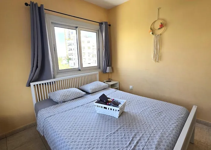 Comfy And Exquisite In A Shared 3br Near Main Harbor, Center