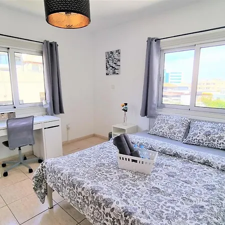 Comfy And Exquisite In A Shared 3br Near Main Harbor, Center Apartment Larnaka