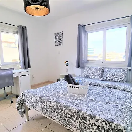Comfy And Exquisite In A Shared 3br Near Main Harbor, Center Apartment Larnaka